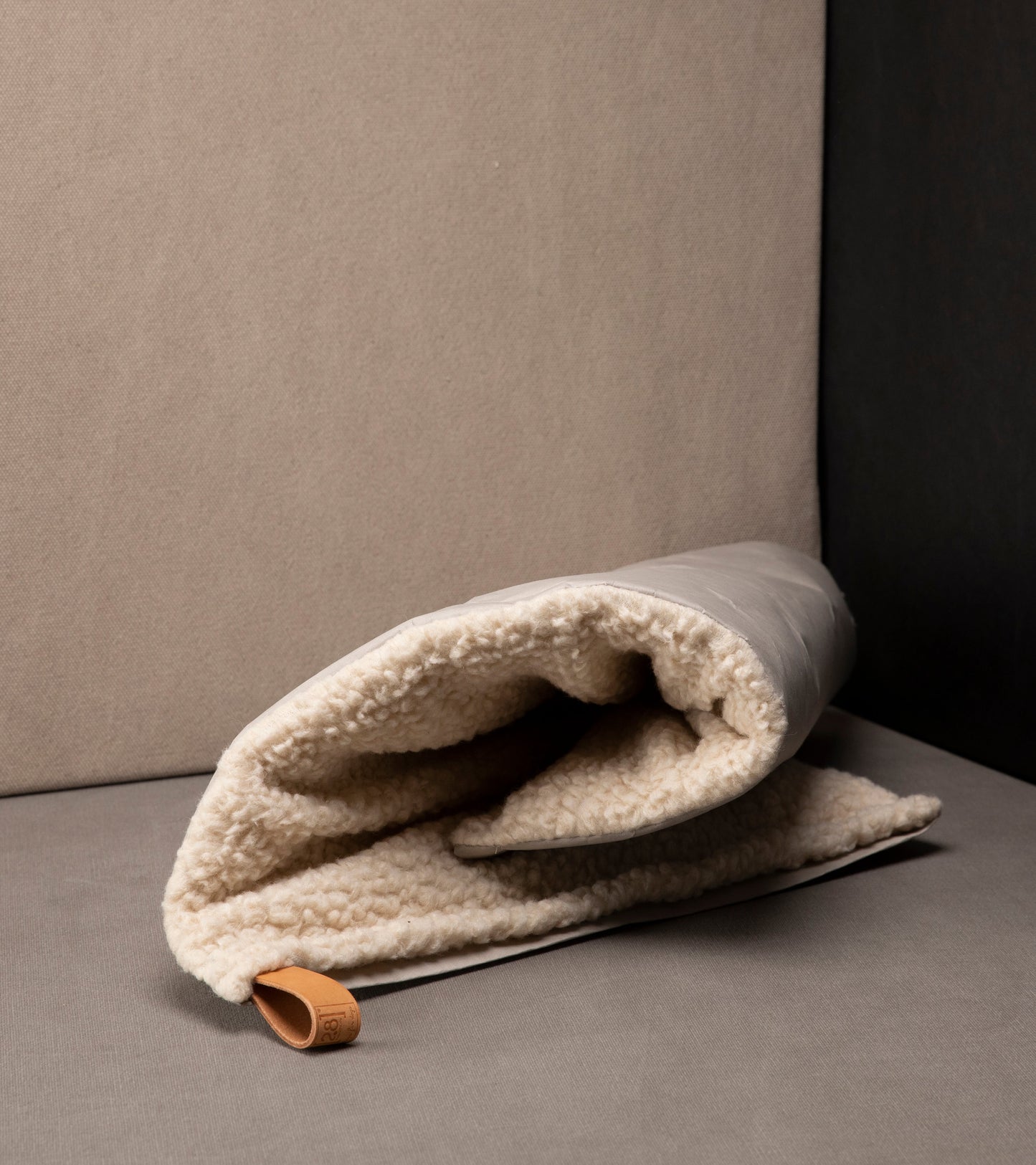 RICHARD - THIN DOG CUSHION IN WOOL